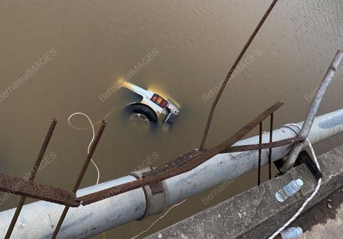 KENDERAAN TERJUNAM DALAM SUNGAI