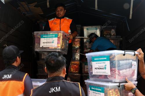 BANTUAN KEPADA MANGSA BANJIR