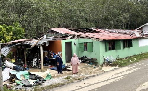 RUMAH ROSAK DIBADAI RIBUT