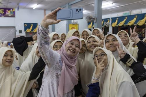 FADHLINA SIDEK
