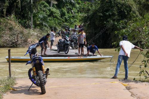 JAMBATAN RUNTUH AKIBAT BANJIR