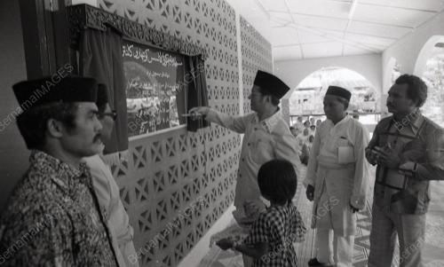 DR. MAHATHIR MOHAMAD