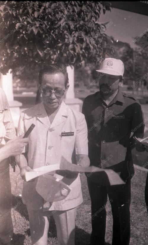 MENTERI BESAR KELANTAN MENAIKI BAS UNTUK MEMBERI NASIHAT