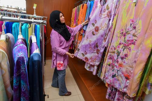 PEMAKAIAN BAJU BATIK MALAYSIA