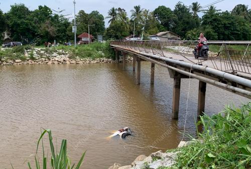 KENDERAAN TERJUNAM DALAM SUNGAI