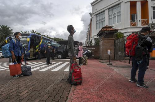 PENGHANTARAN PULANG PELAJAR KE KAMPUNG