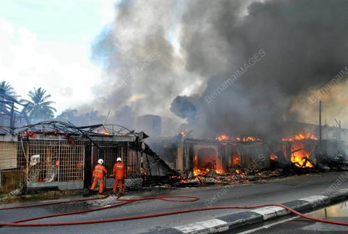 KB13_01032012_KEBAKARAN_KEDAI