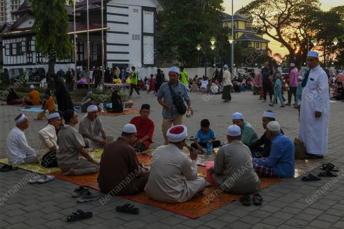 BERBUKA PUASA DI MASJID MUHAMMADI