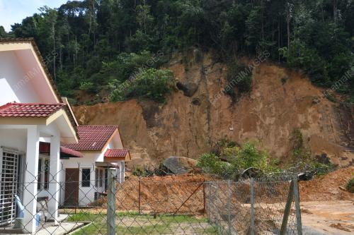 TANAH RUNTUH