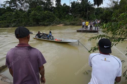 JAMBATAN RUNTUH AKIBAT BANJIR