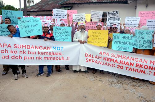 BANTAHAN PENIAGA DI PENGKALAN KUBOR