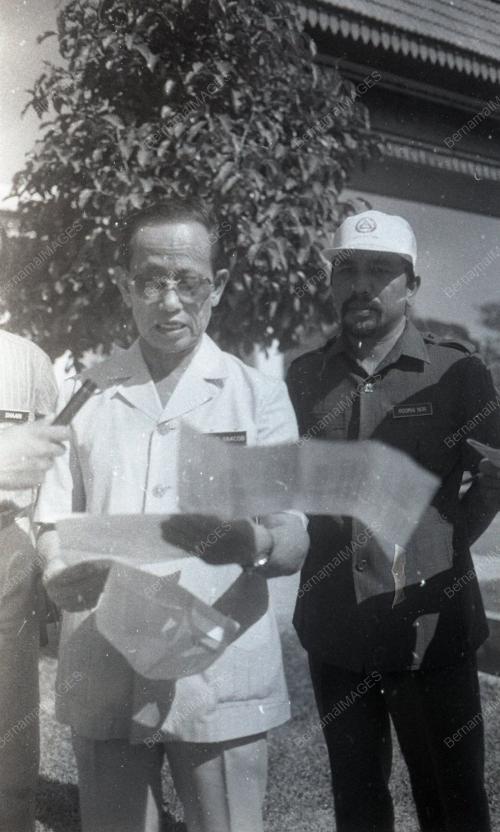 MENTERI BESAR KELANTAN MENAIKI BAS UNTUK MEMBERI NASIHAT