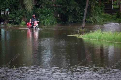 POSMEN HANTAR SURAT KETIKA BANJIR