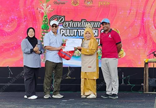 USAHAWAN JUARA GUBAHAN PULUT KUNING