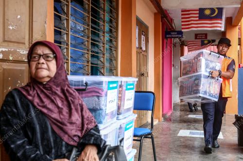 BANTUAN KEPADA MANGSA BANJIR