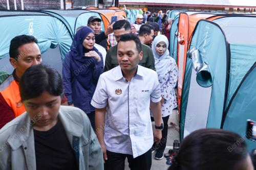 NIK NAZMI NIK AHMAD