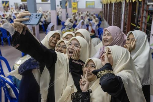 FADHLINA SIDEK
