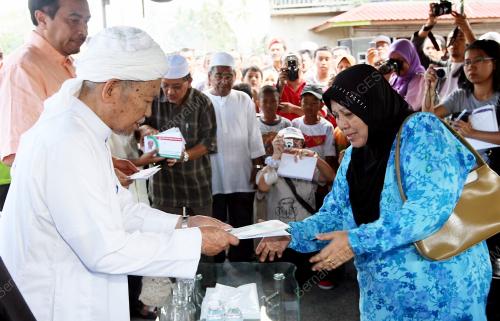 NIK ABDUL AZIZ NIK MAT