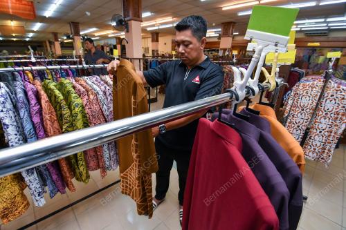PEMAKAIAN BAJU BATIK MALAYSIA