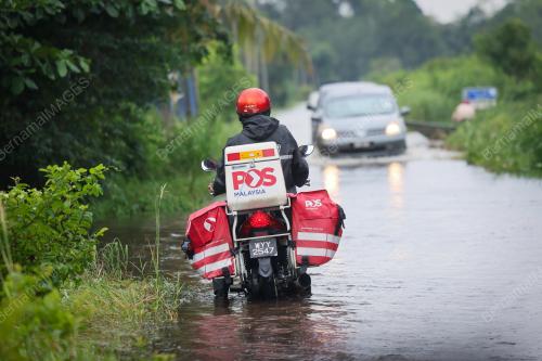 POSMEN HANTAR SURAT KETIKA BANJIR