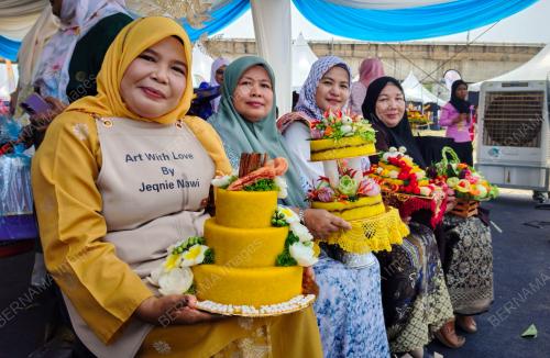 USAHAWAN JUARA GUBAHAN PULUT KUNING