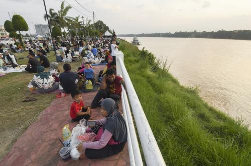 BERBUKA PUASA DI TEBING SUNGAI KELANTAN