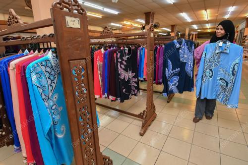 PEMAKAIAN BAJU BATIK MALAYSIA