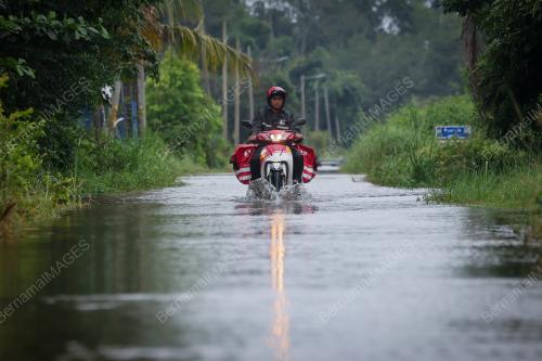 POSMEN HANTAR SURAT KETIKA BANJIR