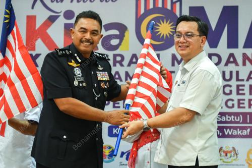 NIK KAMARUZAMAN NIK HUSIN