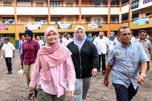 FADHLINA SIDEK