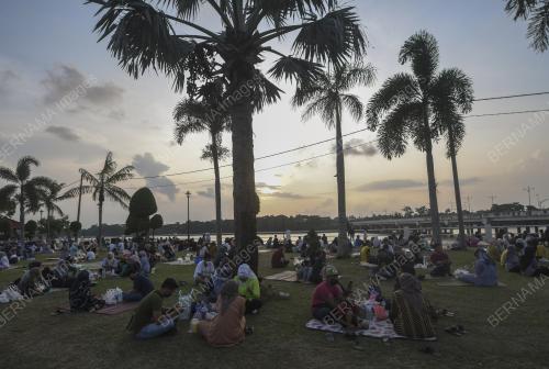 BERBUKA PUASA DI TEBING SUNGAI KELANTAN