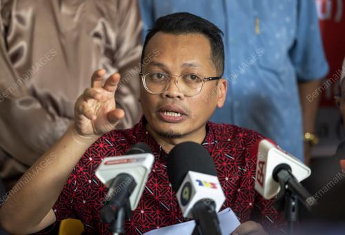 NIK NAZMI NIK AHMAD