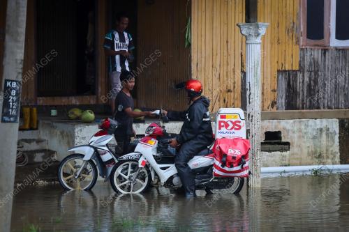 POSMEN HANTAR SURAT KETIKA BANJIR
