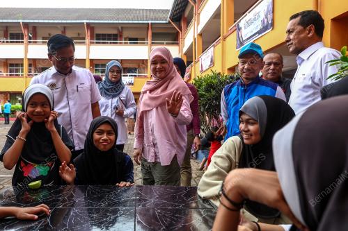 FADHLINA SIDEK
