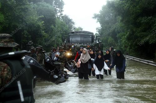 ATM MEMINDAHKAN CALON SPM TERKANDAS BANJIR