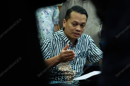 NIK NAZMI NIK AHMAD