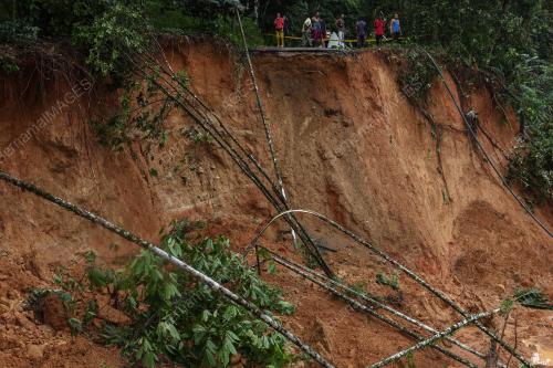 TINJAUAN TANAH RUNTUH DI KAMPUNG LATA JANGGUT SEBERANG