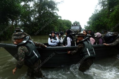 ATM MEMINDAHKAN CALON SPM TERKANDAS BANJIR