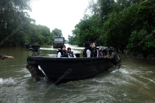 ATM MEMINDAHKAN CALON SPM TERKANDAS BANJIR