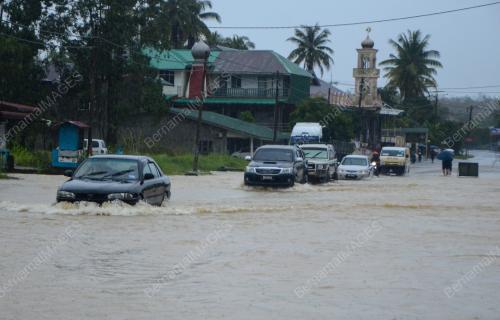 TINJAUAN BANJIR DI TANAH MERAH