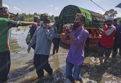 PENDUDUK BAWA JENAZAH DENGAN BOT