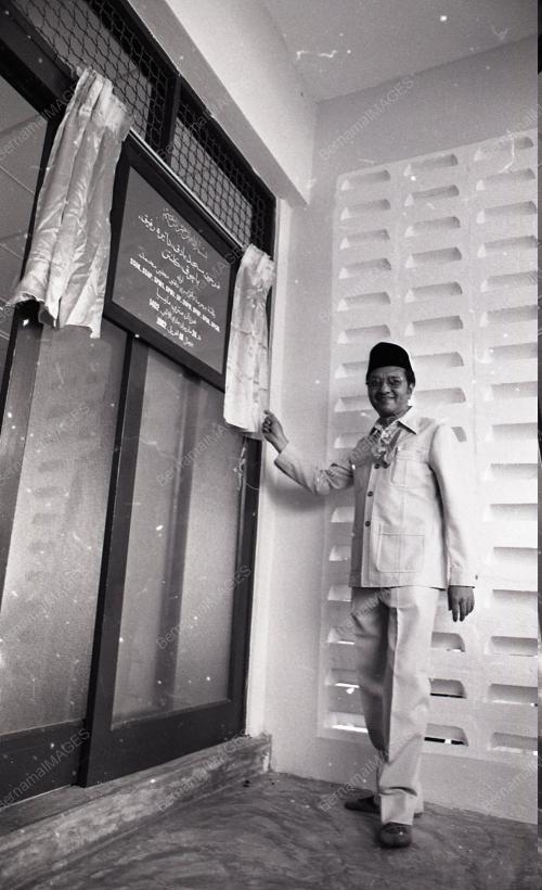 DR. MAHATHIR MOHAMAD