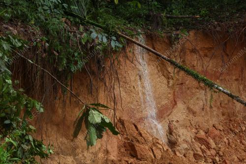 TINJAUAN TANAH RUNTUH DI KAMPUNG LATA JANGGUT SEBERANG