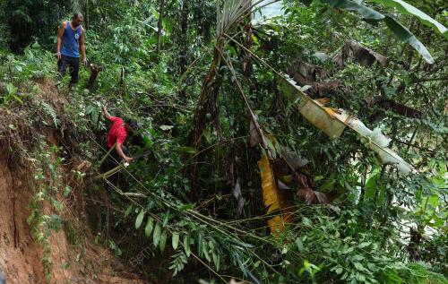 TINJAUAN TANAH RUNTUH DI KAMPUNG LATA JANGGUT SEBERANG