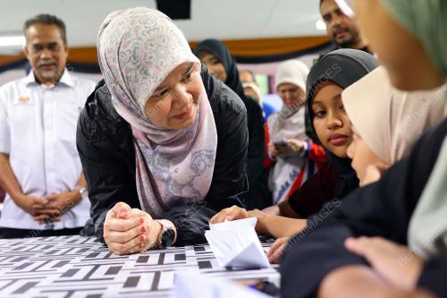 FADHLINA SIDEK