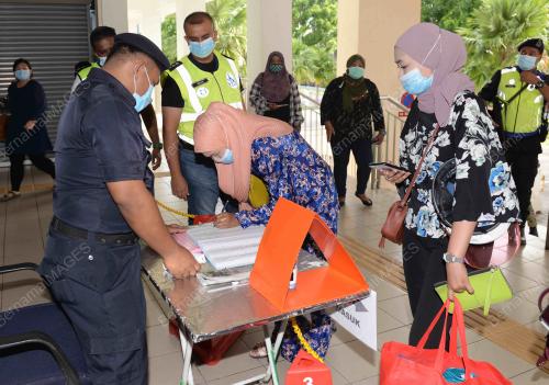 TINJAUAN PEMATUHAN PEMAKAIAN PELITUP MUKA