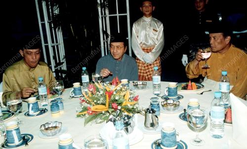 PM BERBUKA PUASA DI MASJID AL-HANA