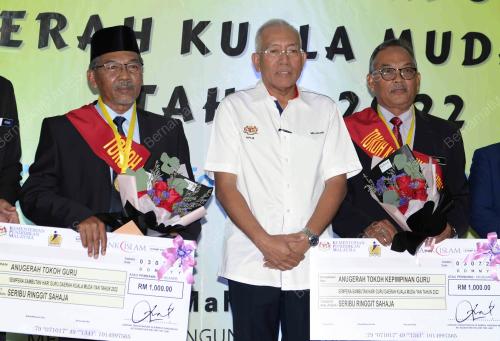 DATUK SERI MAHDZIR KHALID