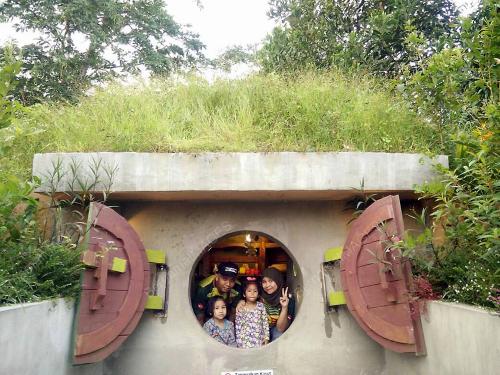 KD01_04072017_RUMAH_TERBALIK
