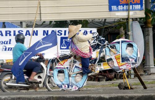 PERANG POSTER SEMAKIN SENGIT